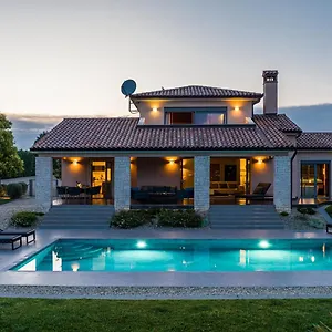 Дом отдыха Labin In Zartinj - Luxury Privacy Heated Pool With Auto Cover, Лабин